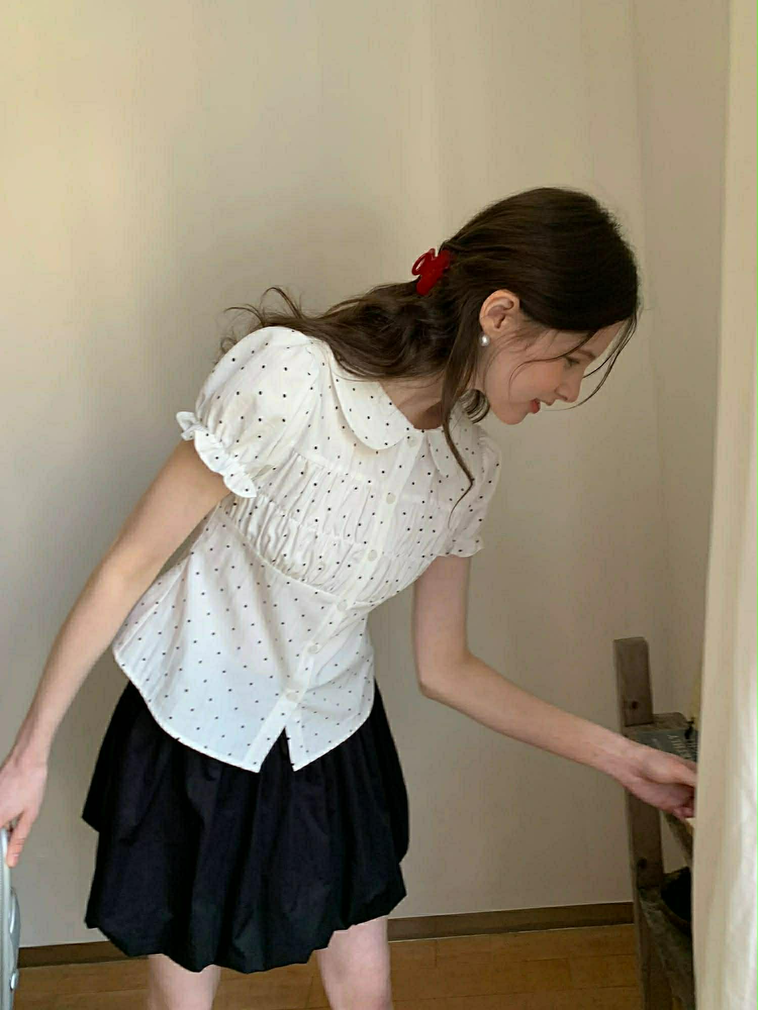 “Yumii Clothing“ J白いシャツ、黒いスカート